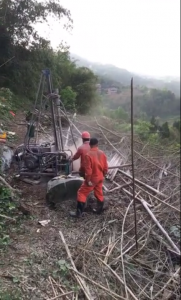 SDZ-60全液壓風(fēng)動山地輕便鉆機(jī)現(xiàn)場施工7